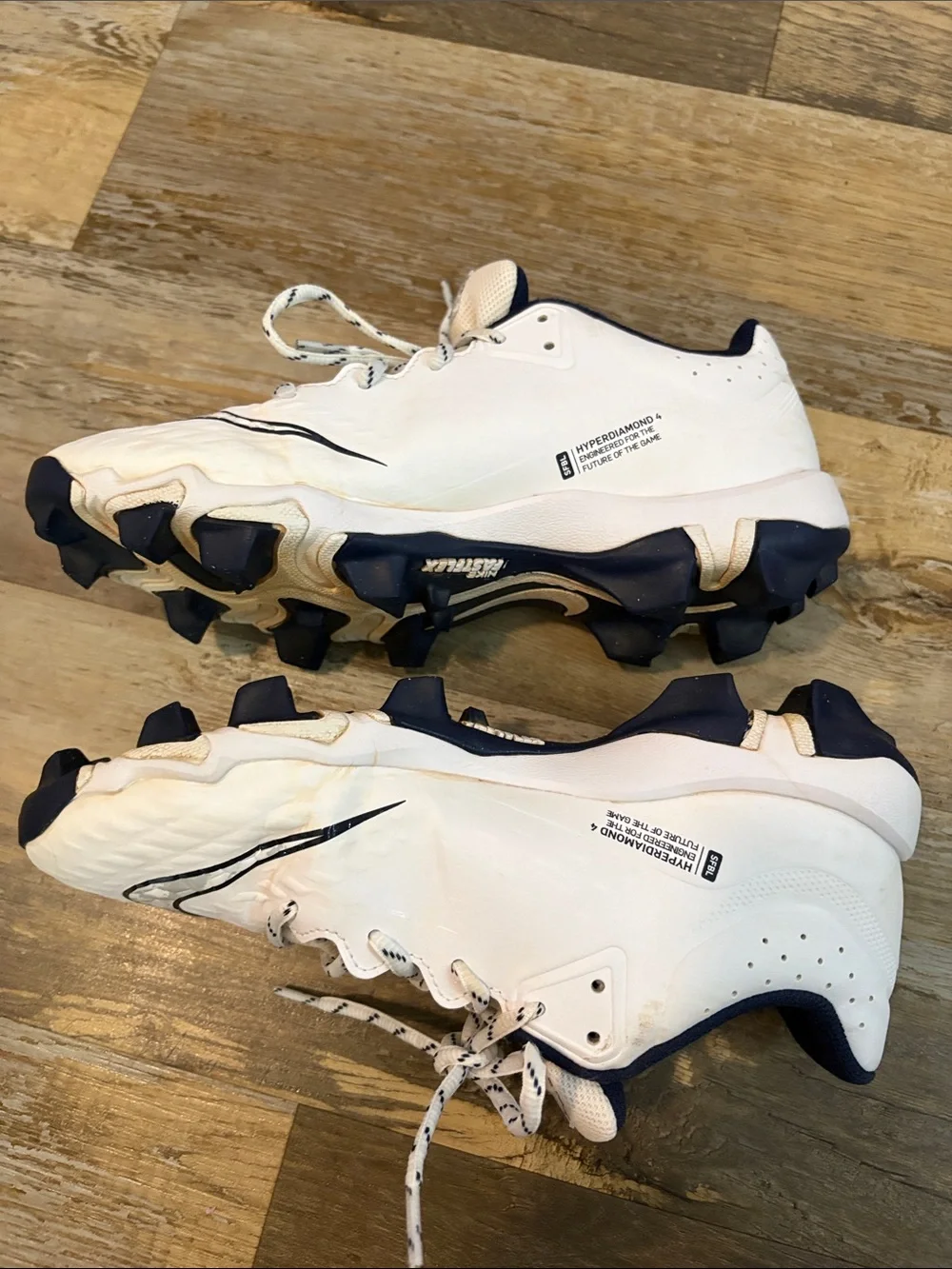 Nike Womens White and Navy Softball Cleats